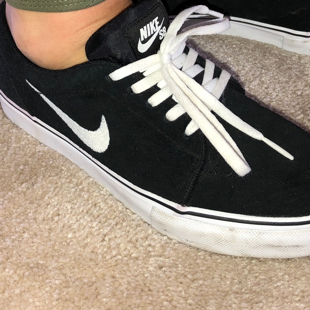 Never worn Nike shoes!!